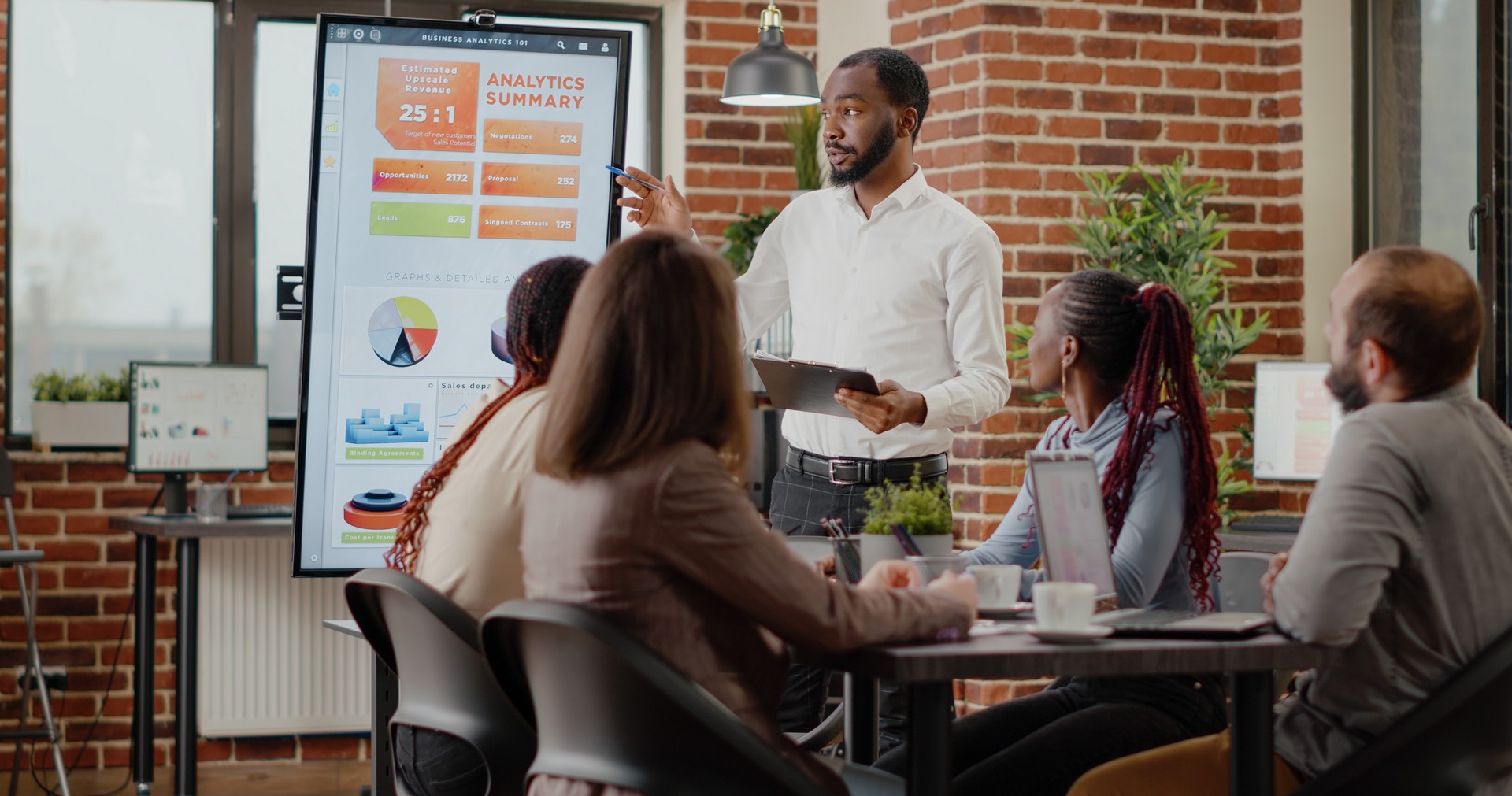 A Net & Strategy consultant presenting a growth plan